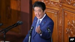 아베 신조 일본 총리가 17일 도쿄 의회에서 연설하고 있다. 아베 총리는 북한의 위협을 2차 세계대전 이후 가장 심각한 안보 우려로 지적하면서 방위 역량을 더욱 강화하겠다고 밝혔다.