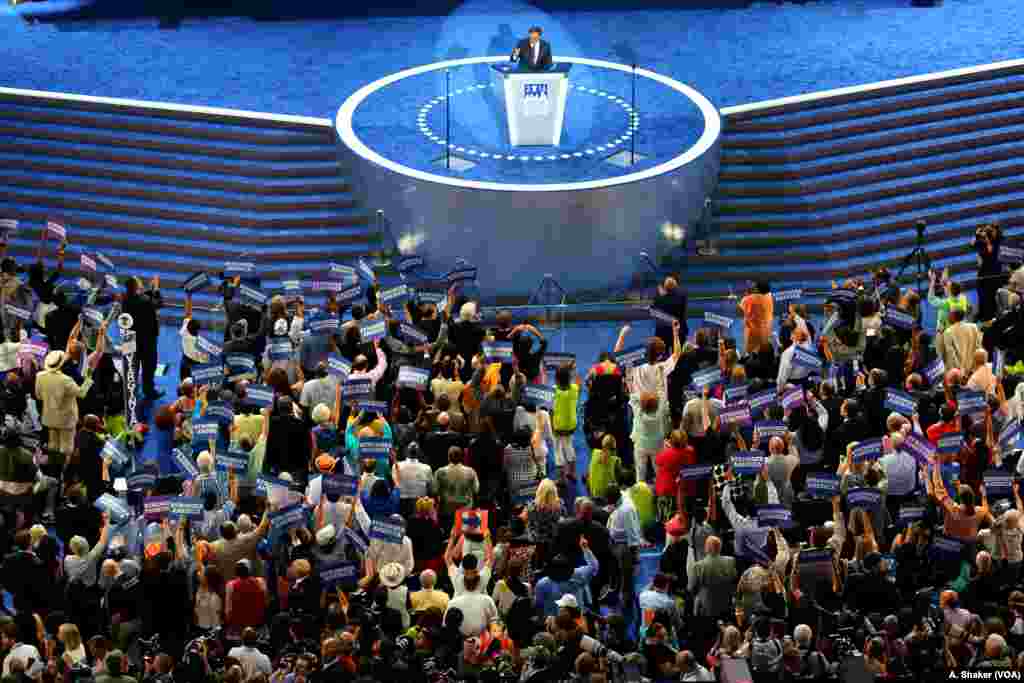 Former CIA Director Leon Panetta addresses a crowd of delegates on day three of the Democratic National Convention in Philadelphia, July 27, 2016. (A. Shaker/VOA)