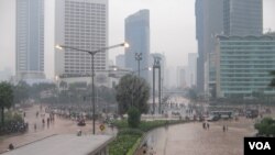 Kawasan Jl MH Thamrin menuju Bundaran HI hingga Jalan Jenderal Sudirman Jakarta digenangi banjir hingga ketinggian 50 sentimeter, 17 Januari 2013 (Foto: dok). Meskipun wacana terus diajukan berbagai kalangan, Pemerintah belum berpikir untuk memindahkan ibukota ke kota lain.