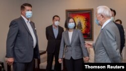 키스 크라크 미 국무부 경제 담당 차관(왼쪽)이 지난 9월 타이완을 방문해 차이잉원 총통과 재계 인사들을 만나고 있다