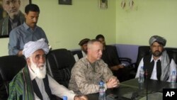 Madaxweynaha Kenya Uhuru Kenyatta oo dhaaranaya iyadoo ay xaaskiisa Margaret ay u heyso bibile-ka uu ku dhaaranayo intii xafladda caleema-saarku ka socotay garoonka Kasarani ee magaalda Nairobi.