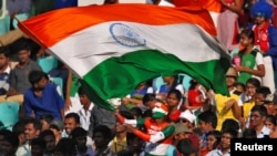 ARSIP - Para pendukung melambai-lambaikan bendera India selama pertandingan cricket India vs Inggris (19/11) di stadion cricket Dr. Y.S. Rajasekhara Reddy ACA-VDCA. Visakhpatnam, India. (foto: Danish Siddiqui/REUTERS).