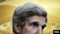 Senator AS, John Kerry menyampaikan tawaran Presiden Obama ke pemerintah Sudan.