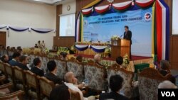 Asisten Menteri Ekonomi dan Bisnis AS, Jose Fernandez menyampaikan sambutan dalam konferensi ekonomi Burma-AS di Rangun, Burma, 25 Februari 2013. (D. Schearf/VOA)