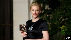 Cate Blanchett setelah meraih penghargaan Aktris Terbaik BAFTA (16/2).