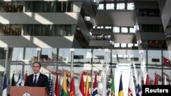 Menteri Luar Negeri AS Antony Blinken memberi kata sambutan setelah pertemuan dengan menteri luar ngeri negara-negara anggota NATO di Brussels, Belgia, Rabu, 24 Maret 2021. 