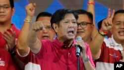 រូបឯកសារ​៖ លោក Ferdinand "Bongbong" Marcos Jr. ថ្លែង​សុន្ទរកថា​ទៅ​កាន់​ក្រុម​អ្នក​គាំទ្រ​របស់លោក​ក្នុង​អំឡុងពេល​ឃោសនា​បោះឆ្នោត​ប្រធានាធិបតី​ហ្វីលីពីន​នៅ​ទីក្រុង Quezon City ប្រទេស​ហ្វីលីពីន ថ្ងៃទី ១៣ ខែមេសា ឆ្នាំ២០២២។ (AP Photo/Aaron Favila)