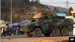 Gari la kijeshi la Rwanda likiwa na wanajeshi wamekaa juu linapiga doria mjini Kigali Rwanda