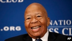 Elijah Cummings berbicara selama makan siang di National Press Club di Washington, 7 Agustus 2019. (Foto: AP/Patrick Semansky)