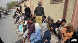 سفارت افغانستان تحت کنترول طالبان در اسلام‌آباد اضافه کرده که، این اقدام پولیس پاکستان سبب جدایی خانواده‌ها، به شمول زنان و کودکان شده است. (عکس ارشیف). 