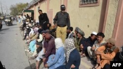 حکومت پاکستان تصمیم گرفته است که تمامی افغان‌ها از اسلام‌آباد و راولپندی فوراً به کمپ‌های مشخص منتقل و سپس به افغانستان برگشت  داده  شوند