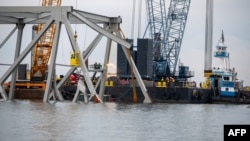 미국 메릴랜드주 볼티모어에서 붕괴된 프랜시스 스콧 키 브리지에 해상 크레인 7대와 예인선 10척, 바지선 9척, 구조선 8척, 해안 경비정 5척 등이 투입된 가운데 잔해 제거 작업이 진행되고 있다. 