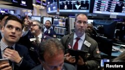 Traders work on the floor of the New York Stock Exchange (NYSE) in New York, May 18, 2017. 