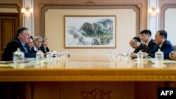 마이크 폼페오 미국 국무장관과 김영철 북한 노동당 부위원장이 6일 평양 백화원 초대소에서 고위급 회담을 열었다.