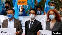 流亡海外的前香港立法会议员罗冠聪2020年9月1日在柏林抗议中国外长王毅访德。（路透社）