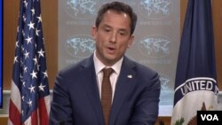 Wakil Juru Bicara Deplu AS Robert Palladino mengumumkan sanksi baru AS terhadap 31 warga Iran (foto: dok). 