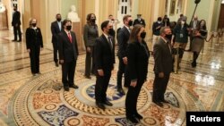 Para manajer sidang pemakzulan menyerahkan langsung pasal pemakzulan terhadap mantan presiden Donald Trump terkait penyerbuan pada 6 Januari terhadap Gedung Capitol di Washington, Senin, 25 Januari 2021. 