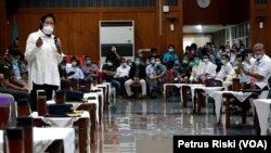 Wali Kota Surabaya Tri Rismaharini mengumpulkan para pihak swasta dan pemerintahan untuk membahas pembuatan protokol di amsing-masing institusi untuk mencegah penyebaran virus corona (Foto: VOA/ Petrus Riski)