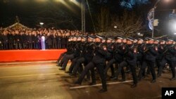 Pripadnici policijskih snaga Republike Srpske marširaju tokom defilea povodom 32. godišnjice Republike Srpske, u bosanskom gradu Banja Luci, 240 kilometara sjeverozapadno od Sarajeva, u utorak, 9. januara 2024. godine.