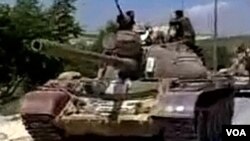 Pasukan keamanan Suriah terus melakukan kekerasan terhadap demonstran anti-pemerintah (foto: dok).
Military tanks drive into the Jabal Al-Zawya area of Idlib on August 1, 2011 in this still image taken from video posted on a social media website. T
