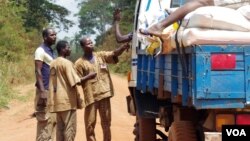 Les chasseurs traditionnels Dozos, supplétifs de l'armée ivoirienne, Duékoué, Côte d'Ivoire, 15 février 2013. (Robbie Corey-Boulet for VOA) 