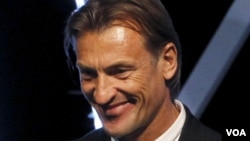 도널드 트럼프 미국 대통령이 21일 마이크 폼페오 미국장관이 지켜보는 가운데 백악관에서 열린 각료회의에서 발언하고 있다.&nbsp;도널드 트럼프 대통령은 이 자리에서 북한이 완전한 비핵화를 조속히 시작한다는 데 합의했다며 이 과정이 이미 진행 중이라고 밝혔다.