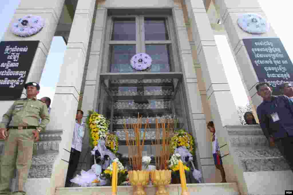 បុរស​ពីរ​នាក់​ឈរ​អម​នៅ​មុខ​ក្បាល​អ្នក​ដែល​បាន​ស្លាប់​នៅ​របប​ប្រល័យ​ពូជសាសន៏​ប៉ុល ពត​នៅវាលពិឃាដ​ជើងឯកនៃ​រាជធានី​ភ្នំពេញ​​នៅ​ថ្ងៃ​ទី​២០​ឧសភា ២០១៦​នេះ​ក្នុង​ទិវា​&laquo;​ចងកំហឹង&raquo;​ដើម្បី​រំលឹក​ដល់​​វិញ្ញានក្ខ័ណ្ឌ​អ្នក​ដែល​ស្លាប់​នៅ​របប​ប្រល័យ​ពូជសាសន៏​ចាប់​ពី​ឆ្នាំ​១៩៧៥​ដល់​១៩៧៩​។( ឡេង ឡែន/VOA)