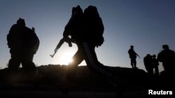 កងសន្តិសុខអាហ្វហ្កានិស្ថាននៅទីក្រុងកាប៊ុលនៃប្រទេសអាហ្វហ្កានិស្ថាន នៅថ្ងៃទី ១៨ ខែវិច្ឆិកា ឆ្នាំ២០១៤។