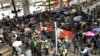 Rassemblement des manifestants à l'aéroport international de Hong Kong.