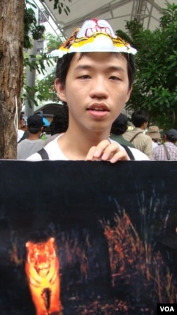 Khun Utthiput, a lecturer at Chulalongkorn University, is worried about the Mae Wong Dam's impact on tiger and the forest, Bangkok, Sept. 22, 2013. (Ron Corben for VOA)
