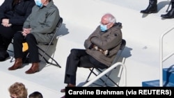 Senator AS Bernie Sanders duduk menjaga jarak saat menghadiri Pelantikan Presiden Joe Biden di Front Barat Capitol AS di Washington, AS, 20 Januari 2021. (Foto: Caroline Brehman via Reuters)