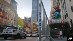 Pagar pembatas pengunjung terlihat berada di sekitar Macy's saat persiapan menjelang pelaksanaan "Macy's Thanksgiving Day Parade" di New York, 23 November 2016 (AP Photo/Bebeto Matthews).