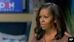 នៅក្នុង​រូប​ដែល​ថត​ចេញ​ពី​វីដេអូ​នេះ បង្ហាញ​អំពី​អ្នកស្រី Michelle Obama (មីស៊្ហែល អូបាម៉ា) ដែល​ជា​ភរិយា​របស់​លោក​អតីត​ប្រធានាធិបតី Barack Obama ថ្លែង​នៅ​ក្នុង​រាត្រី​ទីមួយ​នៃ​​សន្និបាត​ជាតិ​គណបក្ស​ប្រជាធិបតេយ្យ នៅ​ថ្ងៃទី ១៧ ខែសីហា ឆ្នាំ២០២0។ 