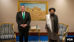 美国国务卿蓬佩奥9月12日在卡塔尔会见塔利班政治办公室负责人毛拉·巴拉达尔(Mullah Baradar)。