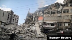 이스라엘군의 공습으로 가자지구내 건물들이 붕괴됐다.