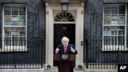 신종 코로나바이러스 감염 치료를 받고 업무에 복귀한 보리스 존슨 영국 총리가 27일 총리관저에서 대국민 성명을 발표했다.