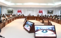 Rapat Kabinet Terbatas di kantor Presiden, Jakarta, 11 Maret 2020. Menteri Perhubungan Budi Karya duduk di antara Menteri Agraria dan Tata Ruang Sofyan Djalil dan Panglima TNI Marsekal TNI Hadi Tjahjanto. (Foto: Setpres RI)