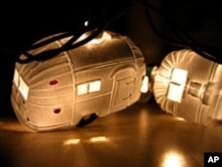 So much a part of popular culture did Airstreams become that someone used their design to create Christmas ornaments.