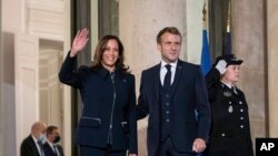 La vice-présidente américaine Kamala Harris et le président français Emmanuel Macron lors d'une réunion bilatérale à l'Élysée à Paris, le 10 novembre 2021.