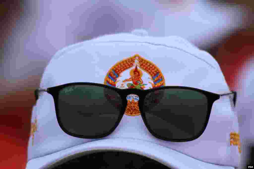 មួកកាតិបជាមួយនឹងស្លាកសញ្ញាគណបក្សកាន់អំណាច ពាក់ដោយអ្នកចូលរួមមួយរូប អំឡុងពិធីអបអរខួប៦៨ឆ្នាំ នៃគណបក្សប្រជាជនកម្ពុជា នៅកោះពេជ្រ រាជធានីភ្នំពេញ កាលពីថ្ងៃទី២៨ ខែមិថុនា ឆ្នាំ២០១៩។ (អូន ឆេងប៉រ/VOA)