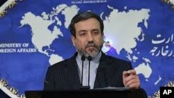 Duka la vifaa vya urembo limeharibiwa kabisa kutokana na ghasia zilizofuatia uwamuzi wa kutomfungulia mashtaka afisa wa polisi Darren Wilson aliyemuuwa Michael Brown, Ferguson, Missouri, Nov. 25, 2014. (Kane Farabaugh/VOA)