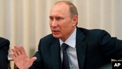 Presiden Vladimir Putin mengakui pemerintah Rusia harus memperbaiki UU kontroversial untuk mengekang LSM (14/6).