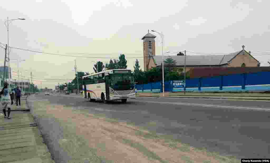 Sur le boulevard du 24 novembre, à Kinshasa en RDC, le 19 décembre 2016. (VOA/Charly Kasereka)