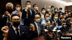 អ្នកតាក់តែងច្បាប់​ដែល​គាំទ្រ​លទ្ធិប្រជាធិបតេយ្យ បាន​ប្រកាស​លាលែង​ពីតំណែង ក្រោយពី​អ្នកតាក់តែង​ច្បាប់​ដែល​គាំទ្រ​លទ្ធិប្រជាធិបតេយ្យ​៤រូប ត្រូវបាន​បណ្តេញ​ចេញពី​តំណែង​នៅពេលដែល​ប្រទេសចិន បាន​អនុម័ត​សេចក្តីសម្រេច​ថ្មីមួយ​នៅក្នុង​ហុងកុង នៅ​ថ្ងៃទី១១ ខែវិច្ឆិកា ឆ្នាំ២០២០។