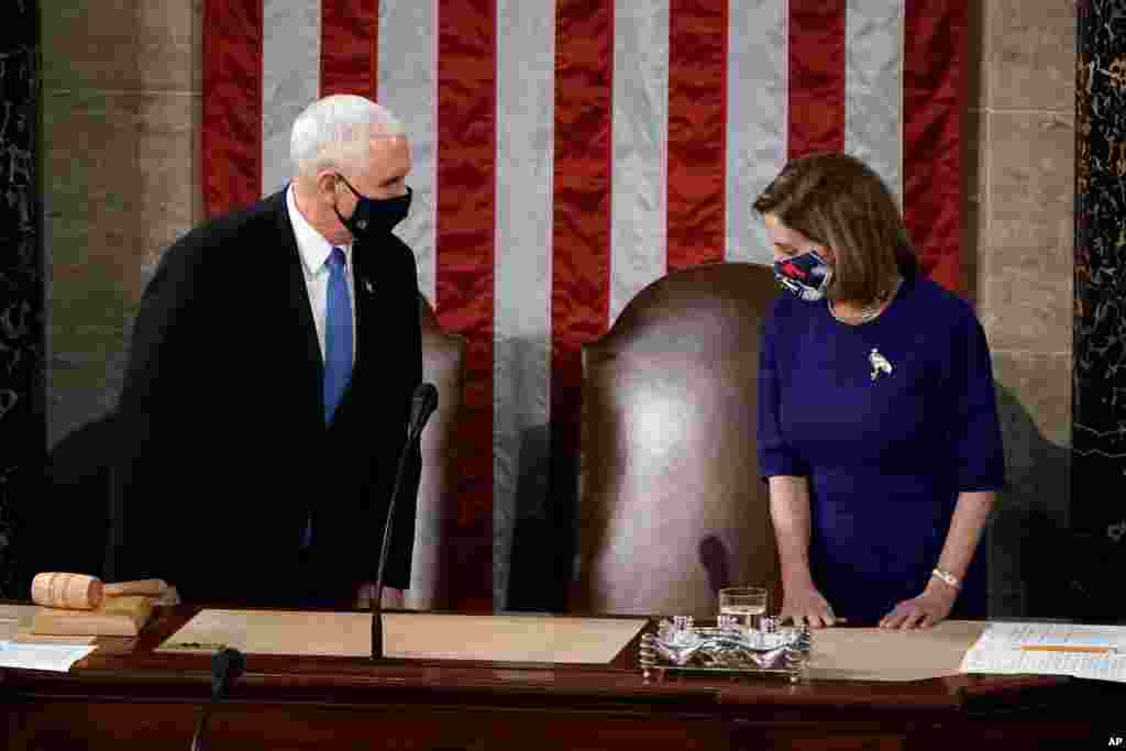 마이크 펜스 미국 부통령과 낸시 펠로시 하원의장이 대선 결과 인증 절차인 선거인단 투표 결과 확증을 위해 워싱턴 연방 의사당에서 열린 상하원 합동회의에 참석했다. 