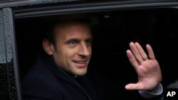 Le candidat Emmanuel Macron après avoir voté pour le premier tour de l'élection présidentielle, le 7 mai 2017.
