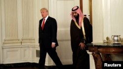 លោក​ប្រធានាធិបតី ដូណាល់ ត្រាំ និង​ ព្រះ​ទាយាទ​រង Mohammed bin Salman នៃ​ប្រទេស​អារ៉ាប៊ី​​ សាអូឌីត អញ្ជើញ​ និង​យាង​ចូល​ក្នុង​បន្ទប់​ទទួល​អាហារ​ពេល​ល្ងាច​ State Dining Room ក្នុង​រដ្ឋធានី​វ៉ាស៊ីនតោន កាលពី​ថ្ងៃទី១៤ ខែមីនា ឆ្នាំ២០១៧។