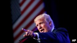 បេក្ខជន​ប្រធានាធបតី​គណបក្សសាធារណរដ្ឋ​លោក Donald Trump ថ្លែង​នៅ​ក្នុង​យុទ្ធនាការ​ឃោសនា​នៅ​មជ្ឈមណ្ឌល​ James L. Knight កាល​ពី​ថ្ងៃទី​១៦ កក្កដា ២០១៦ ទីក្រុង Miami។