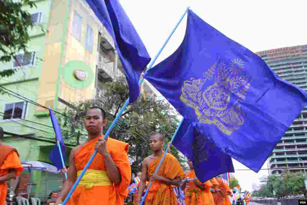 ព្រះសង្ឃនិងអ្នកកាន់ព្រះពុទ្ធសាសនា ១០០០នាក់ដង្ហែក្បួនតាមបែបព្រះពុទ្ធសាសនាក្នុងពិធីវិសាខបូជានៅថ្ងៃទី២០ឧសភាឆ្នាំ២០១៦។ វិសាខបូជាជាពិធីបែបព្រះពុទ្ធសាសនាដ៏សំខាន់ប្រចាំឆ្នាំដើម្បីរំឮកថ្ងៃដែលព្រះពុទ្ធប្រសូត្រ ត្រាស់ដឹង និងចូលបរិនិព្វាន។&nbsp;(​ឡេង ឡែន/VOA)