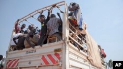 지난 6일 남수단 접경지역에서 난민들이 내전을 피해 우간다 입국을 기다리고 있다.